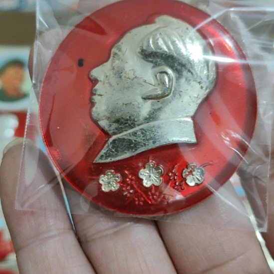 快***张其他普通金属圆形红色人物像章