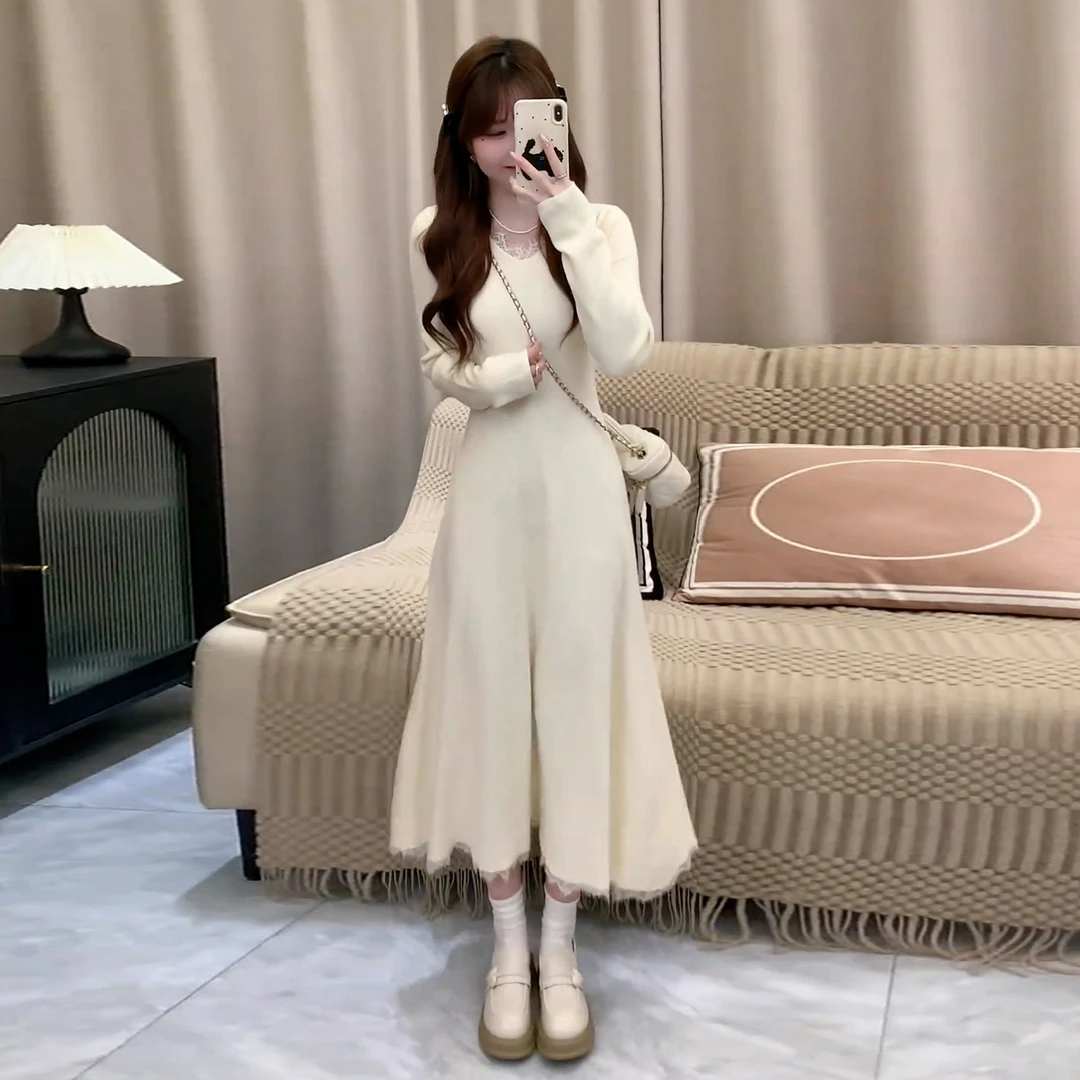 秋冬装配大衣内搭针织杏色连衣裙女2026新款冬季裙子蕾丝拼接长裙