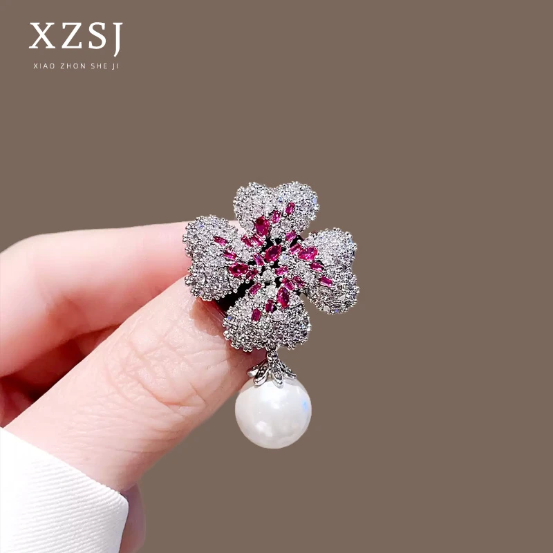 铜锆石胸针 四叶草胸针高档防走光红色别针精致轻奢胸花衣服配饰