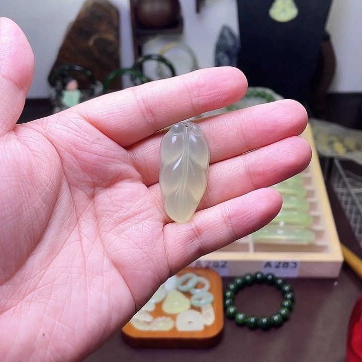 蛇纹石玉颈饰合金颐*吉