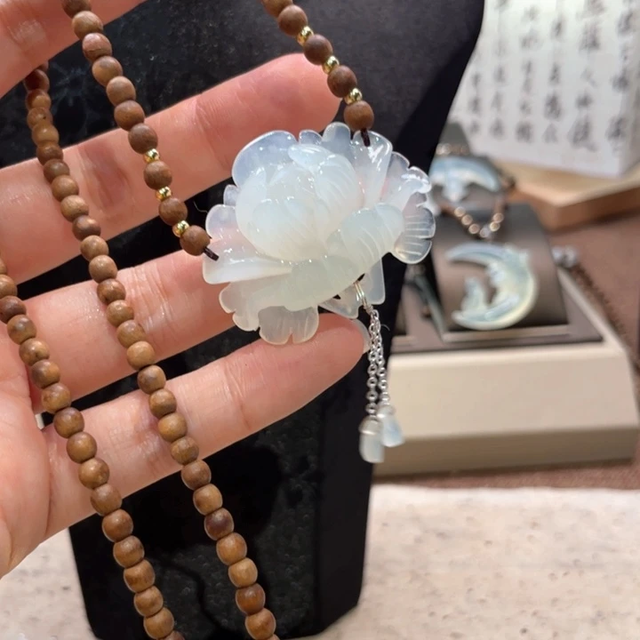 蛇纹石玉未镶嵌颈饰