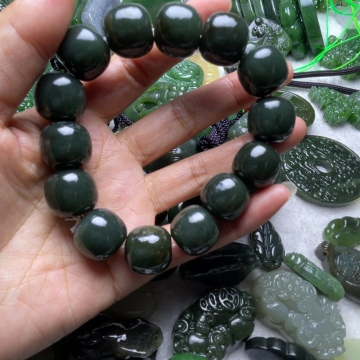 若***2和田玉未镶嵌颈饰