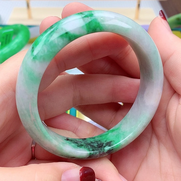 翡翠手镯未镶嵌翡翠