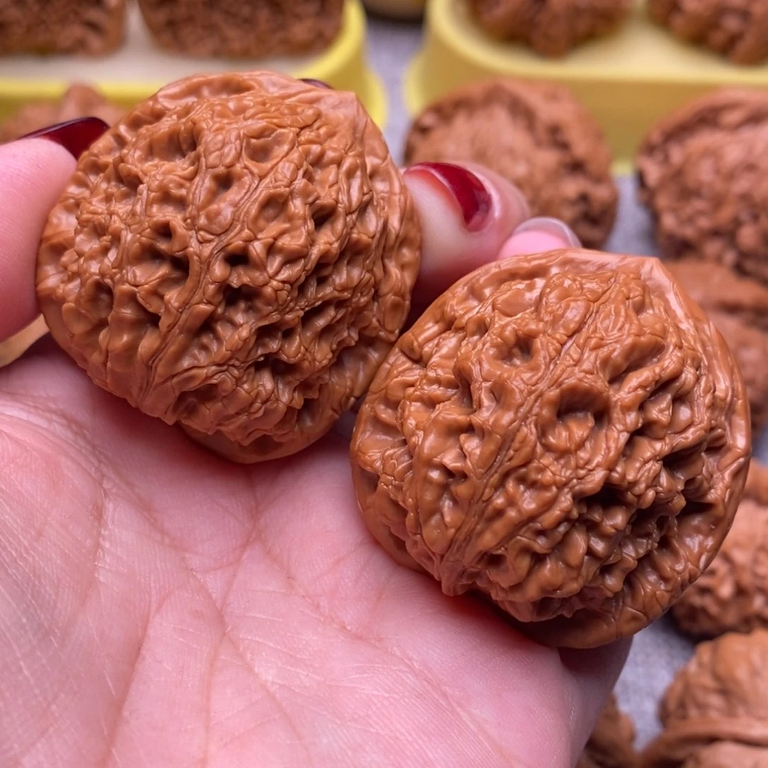 文玩核桃把件精品红皮水龙纹40尺