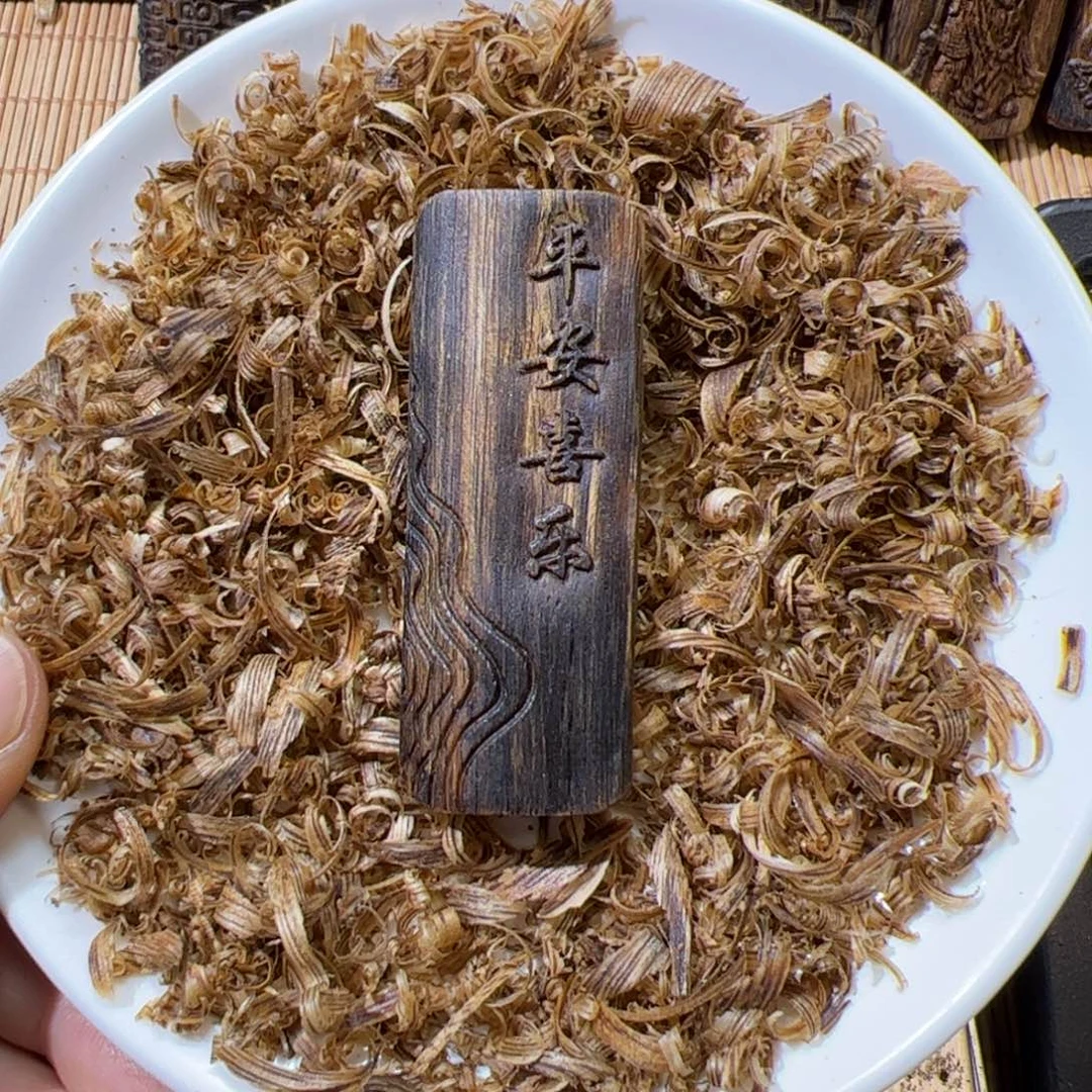 沉香碎屑沉香绿棋雕刻牌7.7克