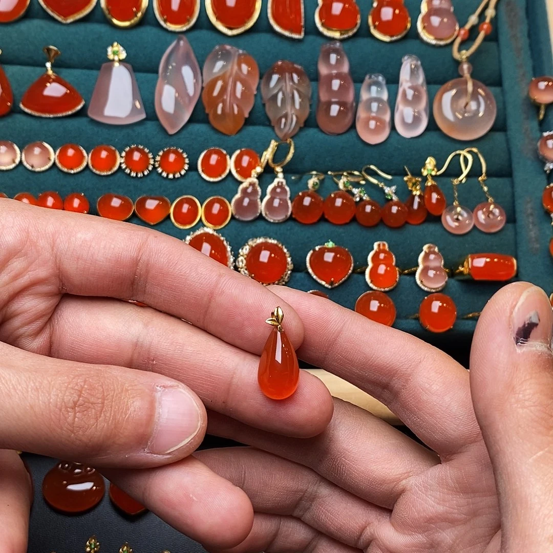 南红玛瑙18K金镶嵌颈饰