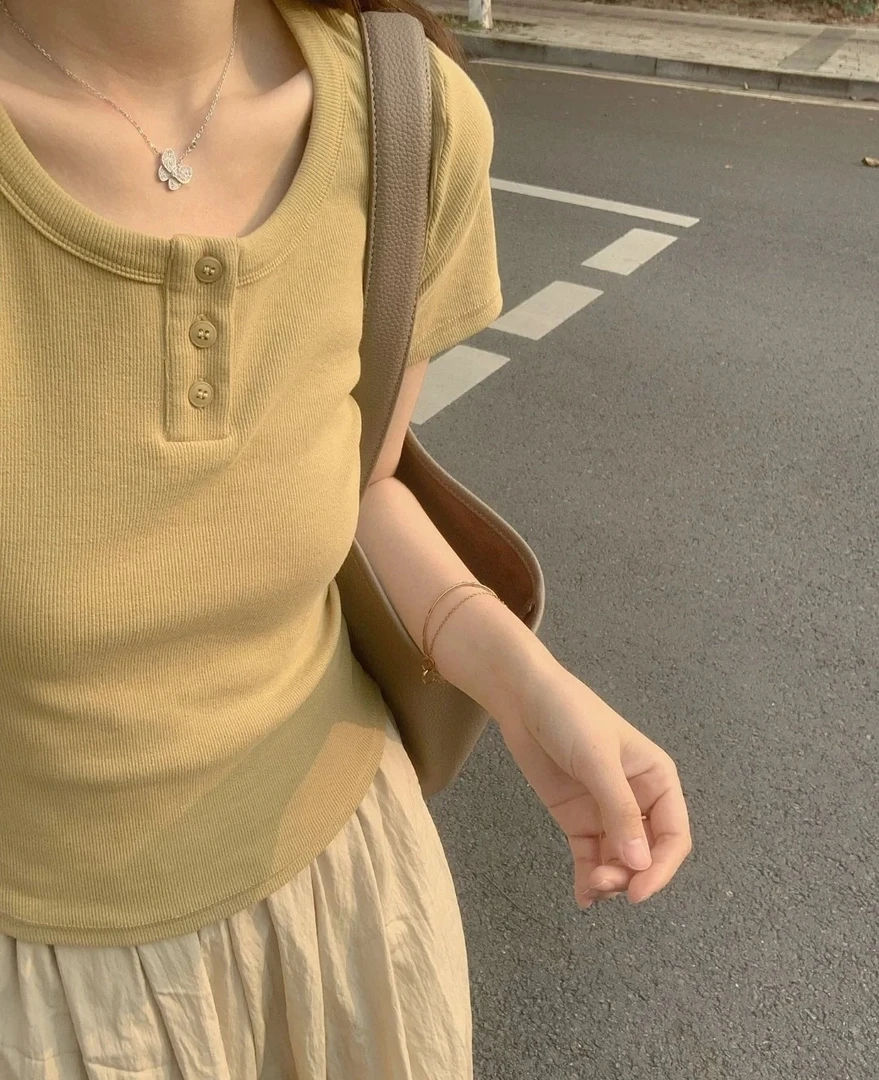 【芸尚】T恤法式纽扣修身短袖圆领小众显瘦常规袖U型领上衣5567#