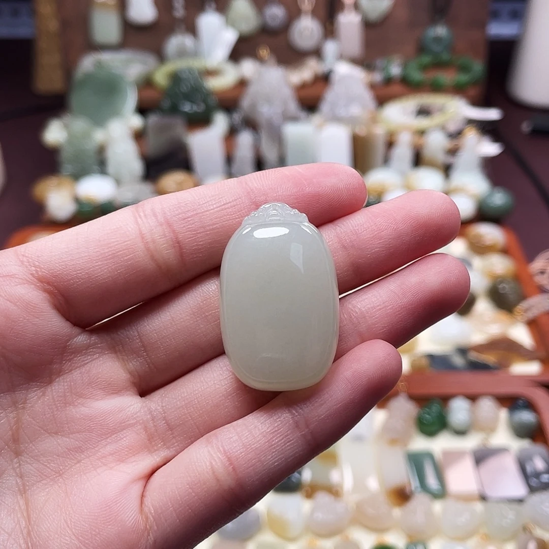 和田玉未镶嵌吊坠(赠链)