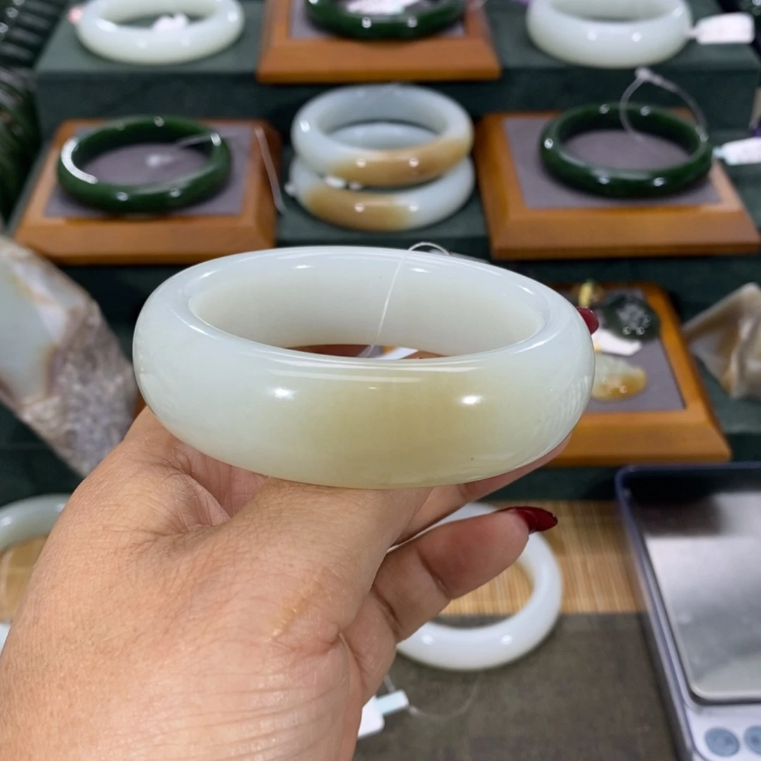 和田玉手镯未镶嵌