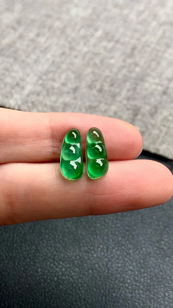 天然A货缅甸翡翠 福豆一对 尺寸 : 12.7-5.5-3.3 / 12.7-5.2-3.2