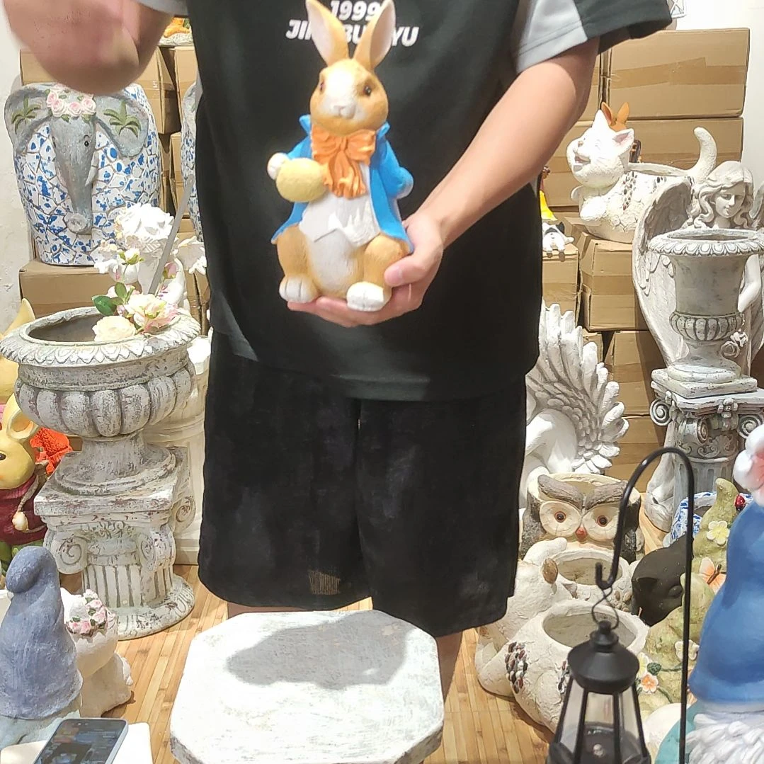 合成树脂抱蛋兔子