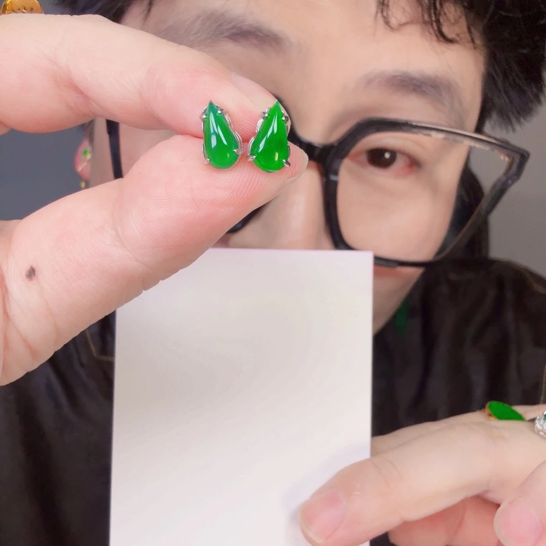 翡翠未镶嵌颈饰一对