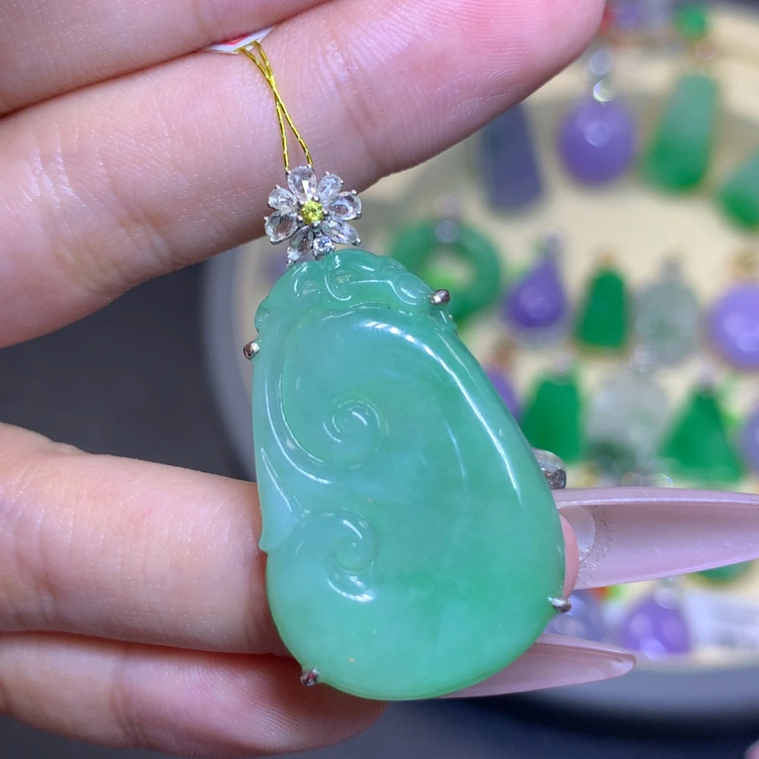 翡翠18K金镶嵌颈饰