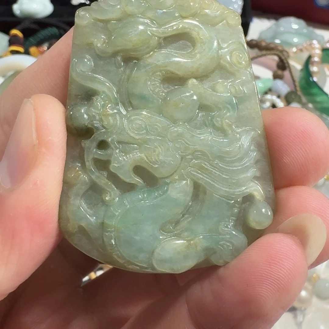 翡翠未镶嵌颈饰龙牌