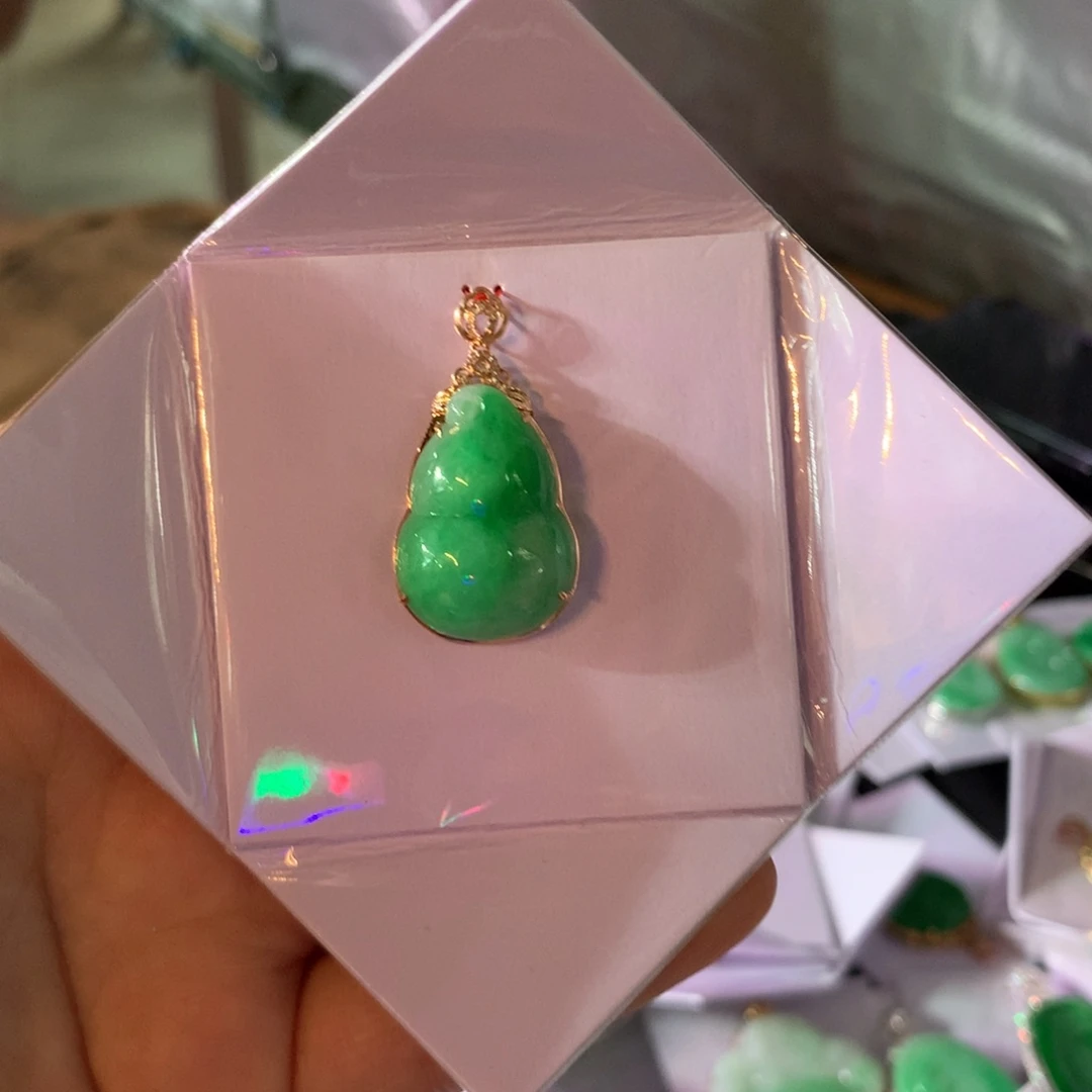 颈饰18K金镶嵌翡翠葫芦