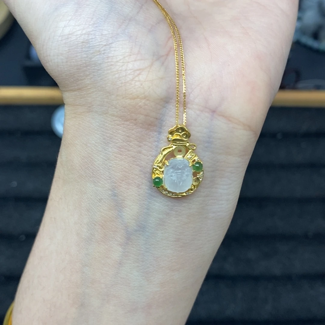 颈饰18K金镶嵌翡翠