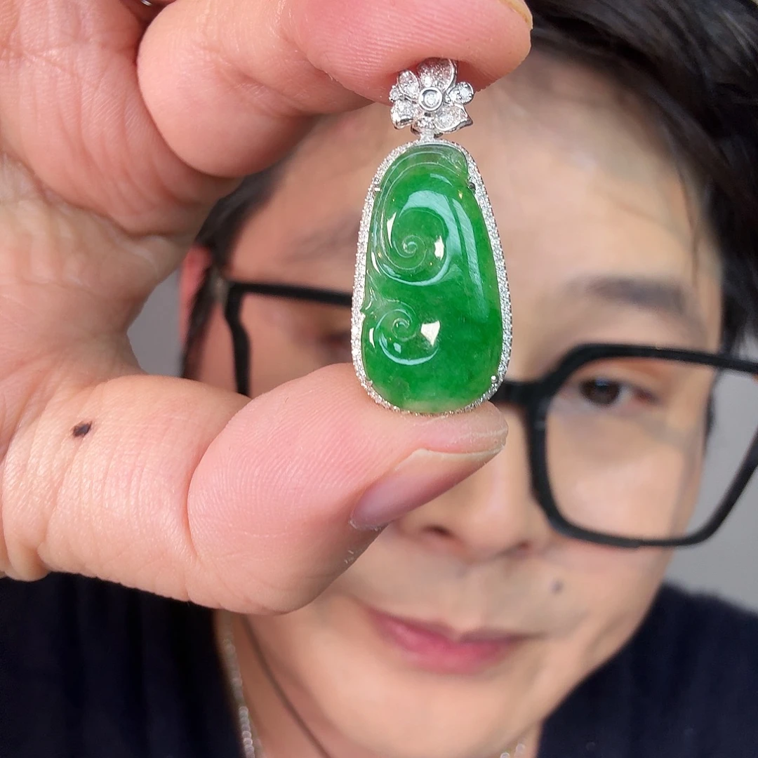 吉***意翡翠18K金镶嵌颈饰一件