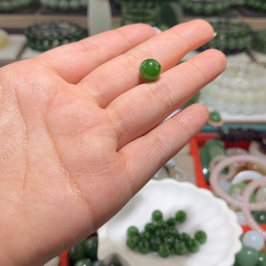 和田玉未镶嵌颈饰俄七阳绿微红皮卡10