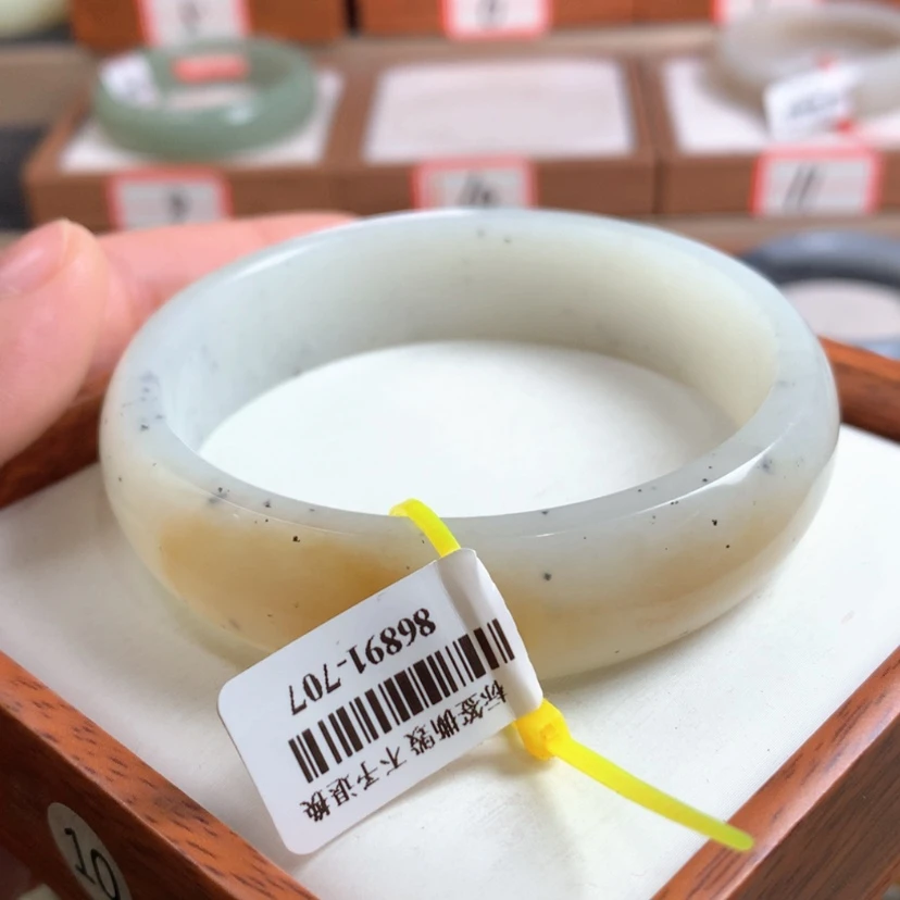 【闪购商品】和田玉手镯未镶嵌不****?61.6