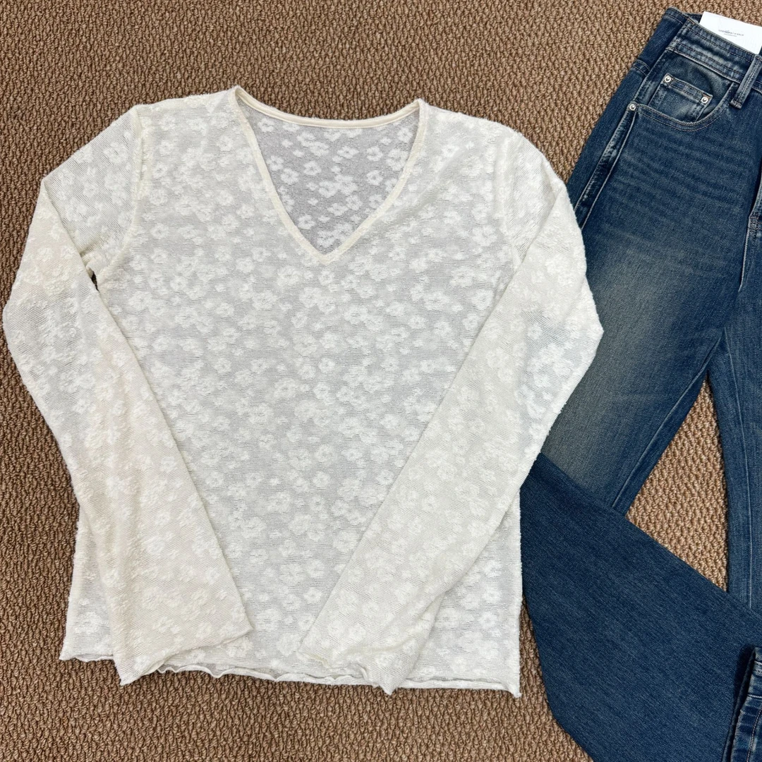 时尚蕾丝长袖V领打底衫