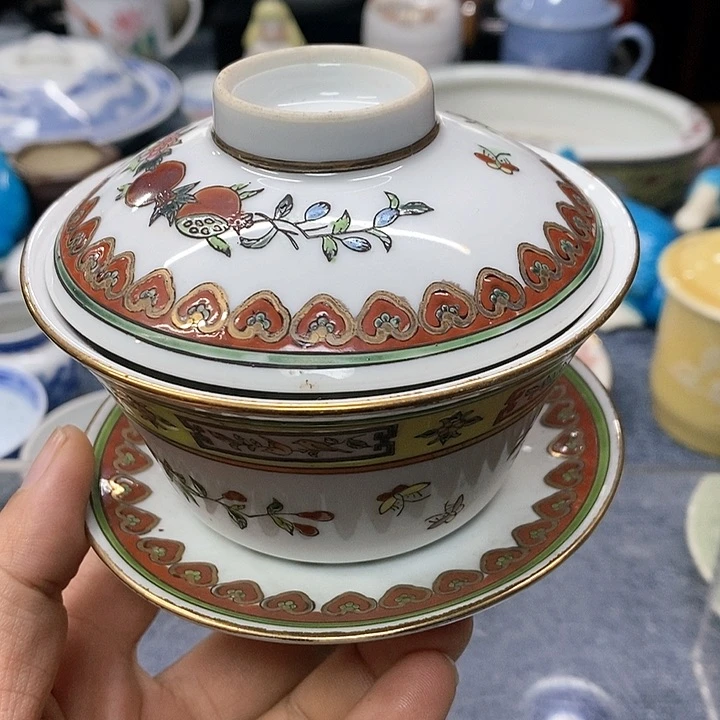 陶瓷三彩盖碗，如图