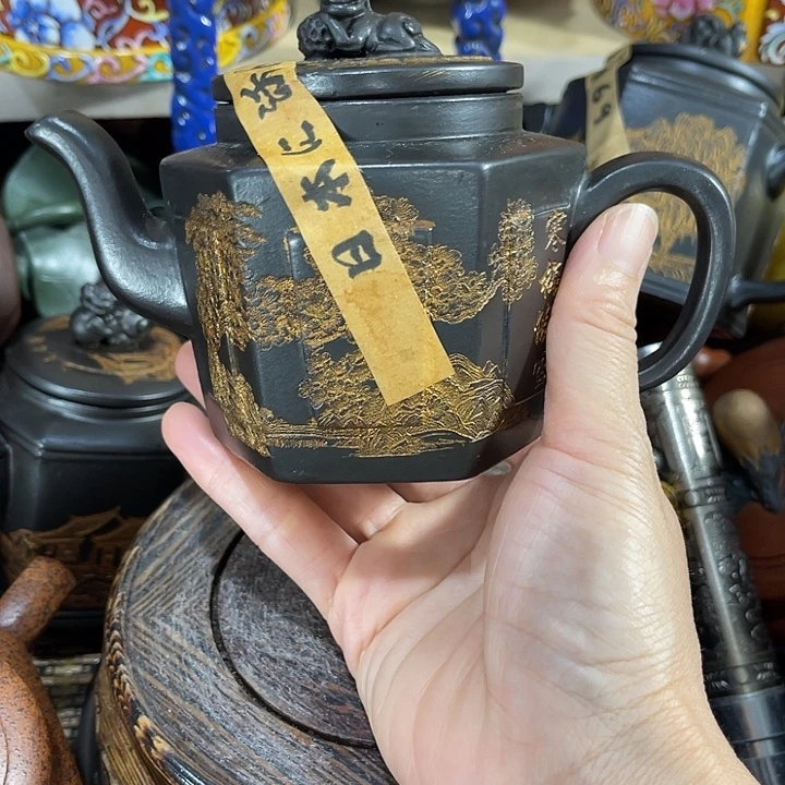 茶壶紫砂原矿泥料手工制作的一把紫砂壶。