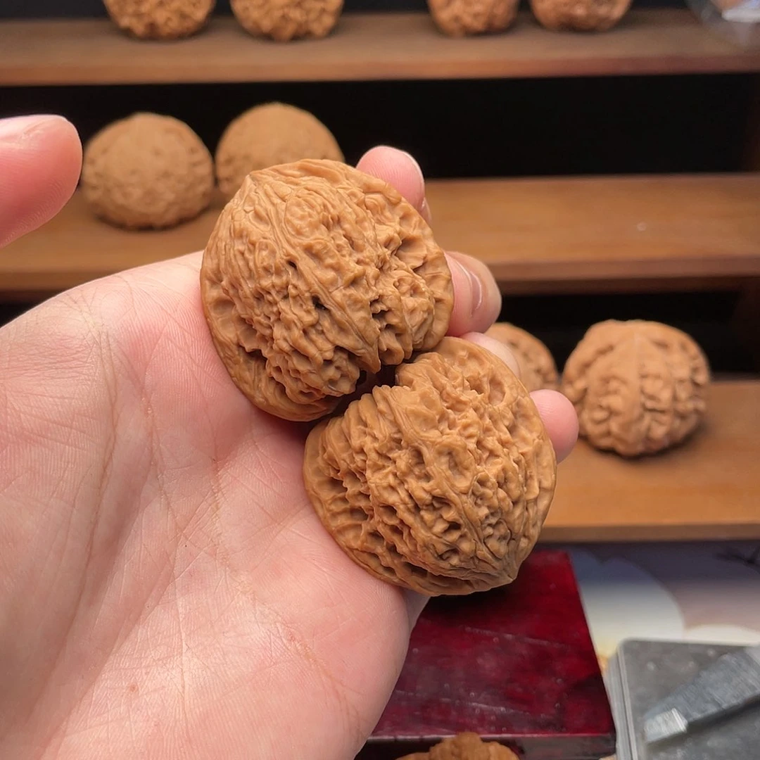 文玩核桃把件41头货红皮高炮拉丝凹底南疆石