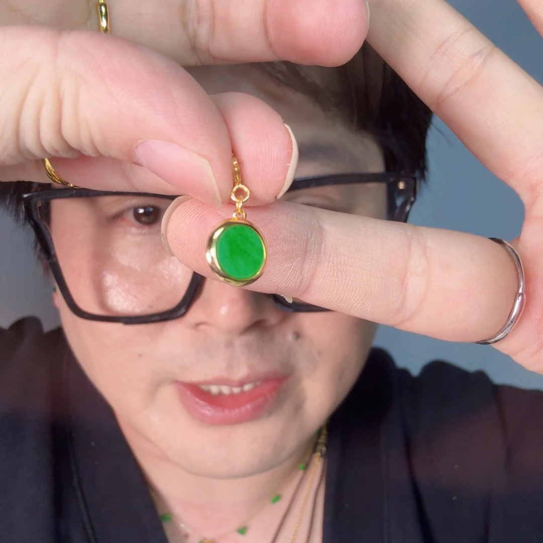 翡翠未镶嵌颈饰一件