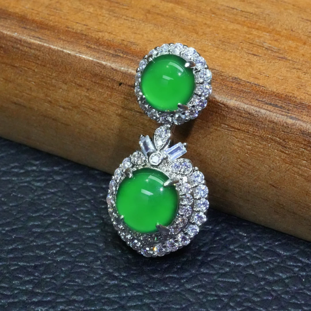 天然A货翡翠蛋面吊坠多样性发时尚气质精致百搭优雅设计绿色女士