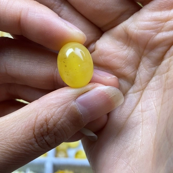 吴***虑蜜蜡未镶嵌裸石微瑕