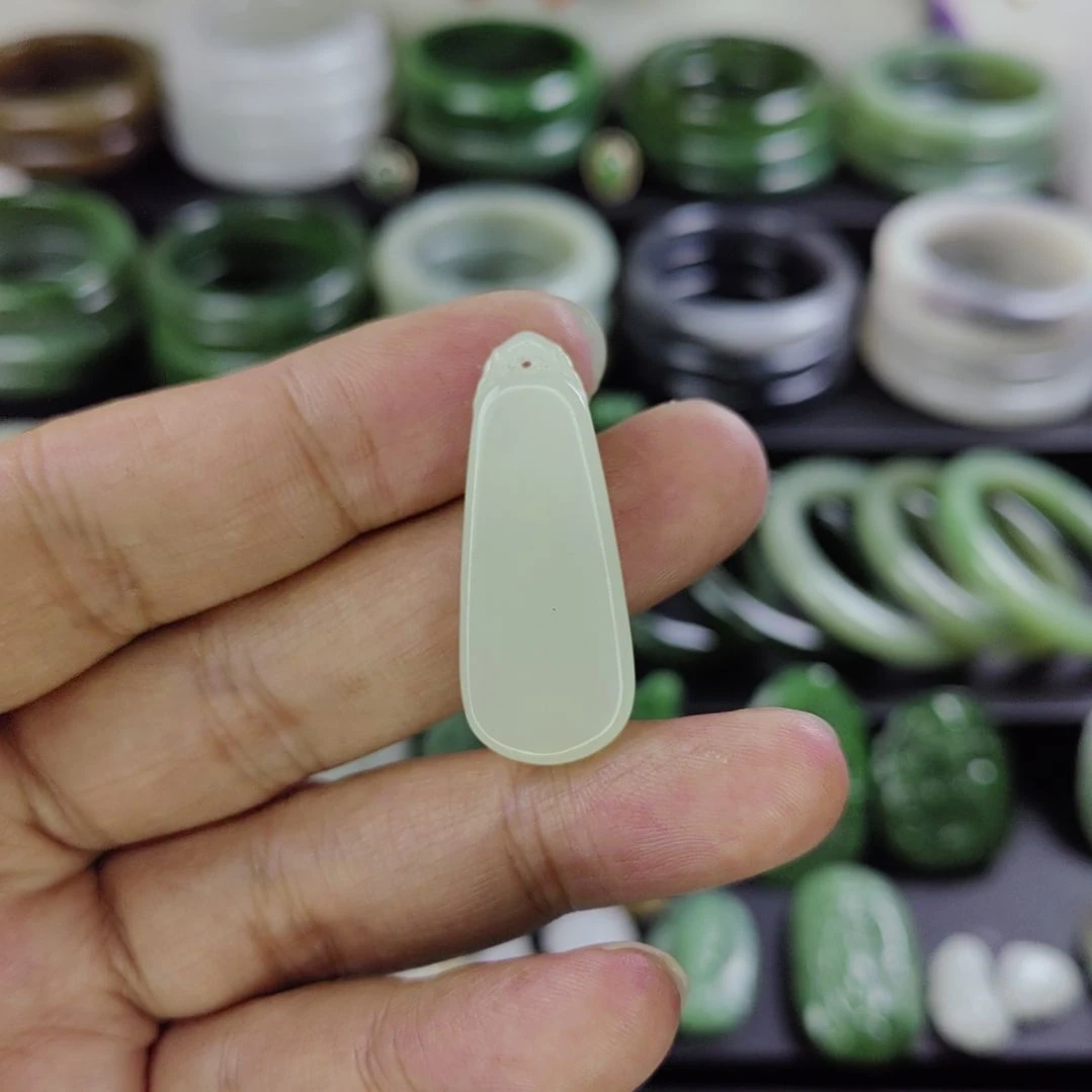 和田玉未镶嵌吊坠(赠链)