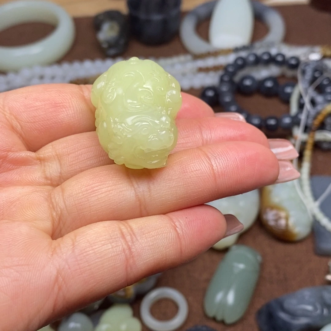 刘***）和田玉未镶嵌颈饰