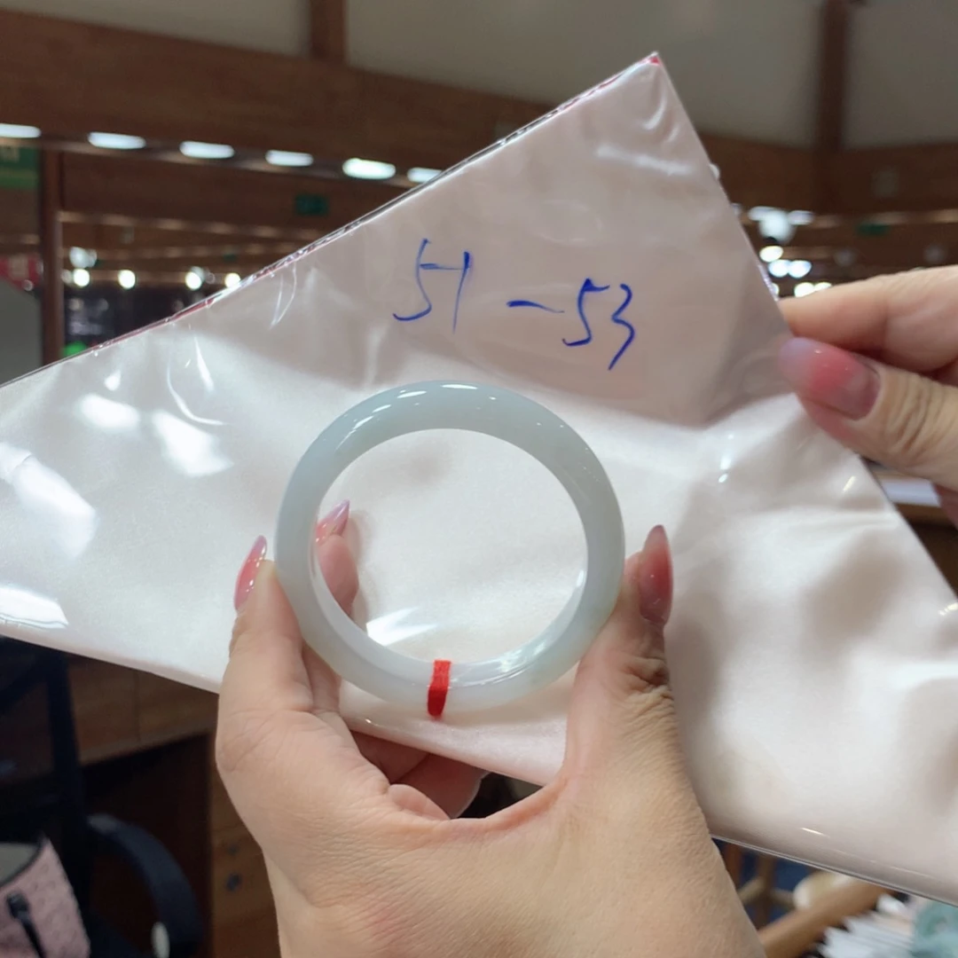 翡翠手镯未镶嵌翡翠