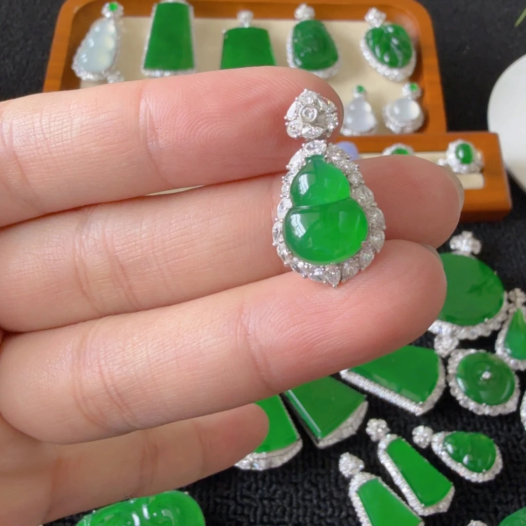 翡翠18K金镶嵌颈饰吊坠