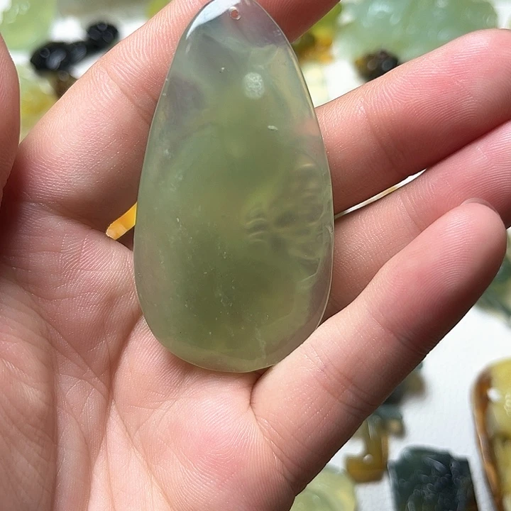 蛇纹石玉未镶嵌颈饰丽