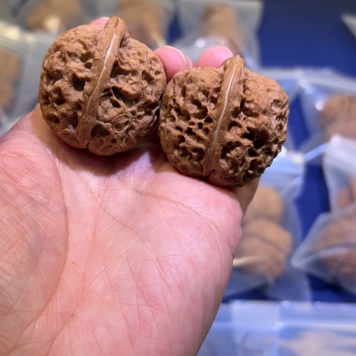 文玩核桃吊坠麒麟纹