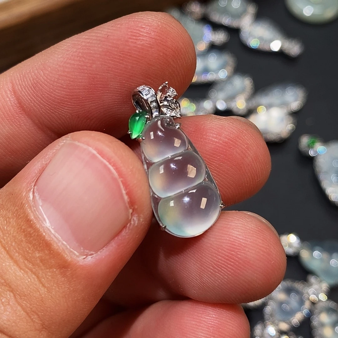 翡翠18K金镶嵌颈饰豆子