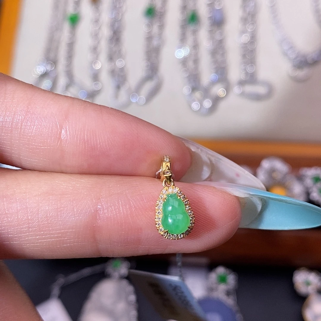 翡翠18K金镶嵌颈饰葫芦