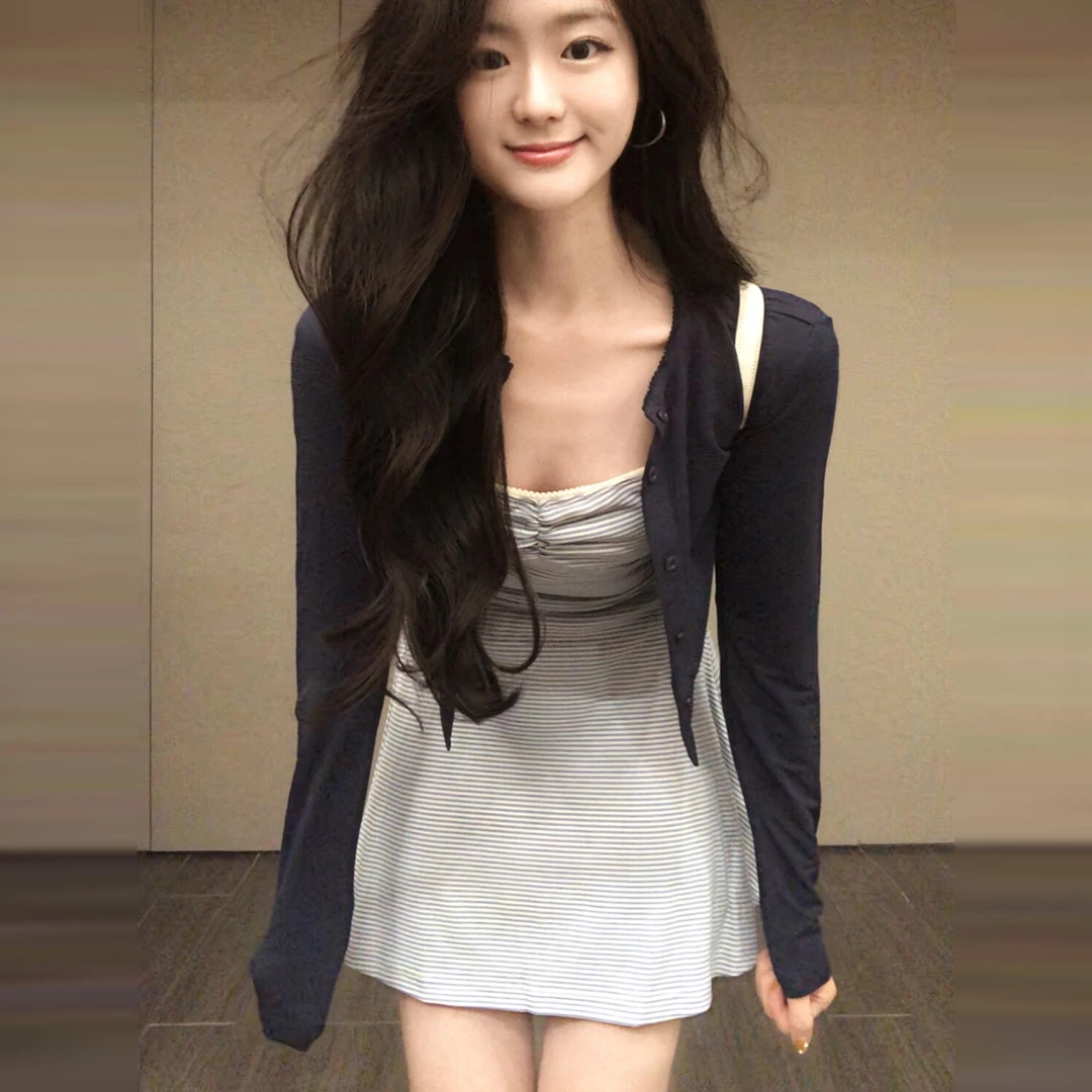 韩系条纹吊带连衣裙子女2026新款早秋穿搭巨好看收腰短裙两件套装