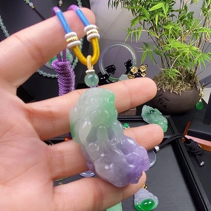 翡翠未镶嵌吊坠(赠链)