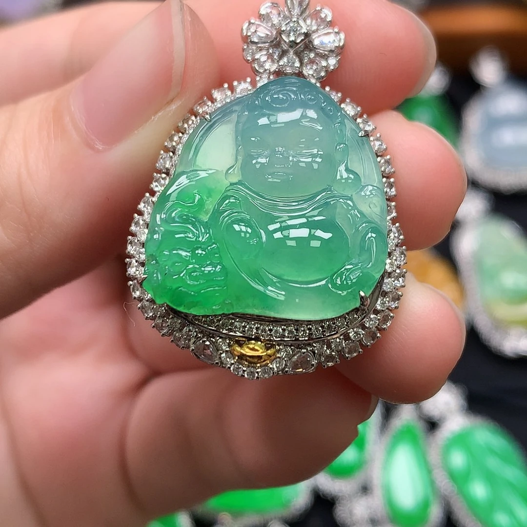 颈饰18K金镶嵌翡翠