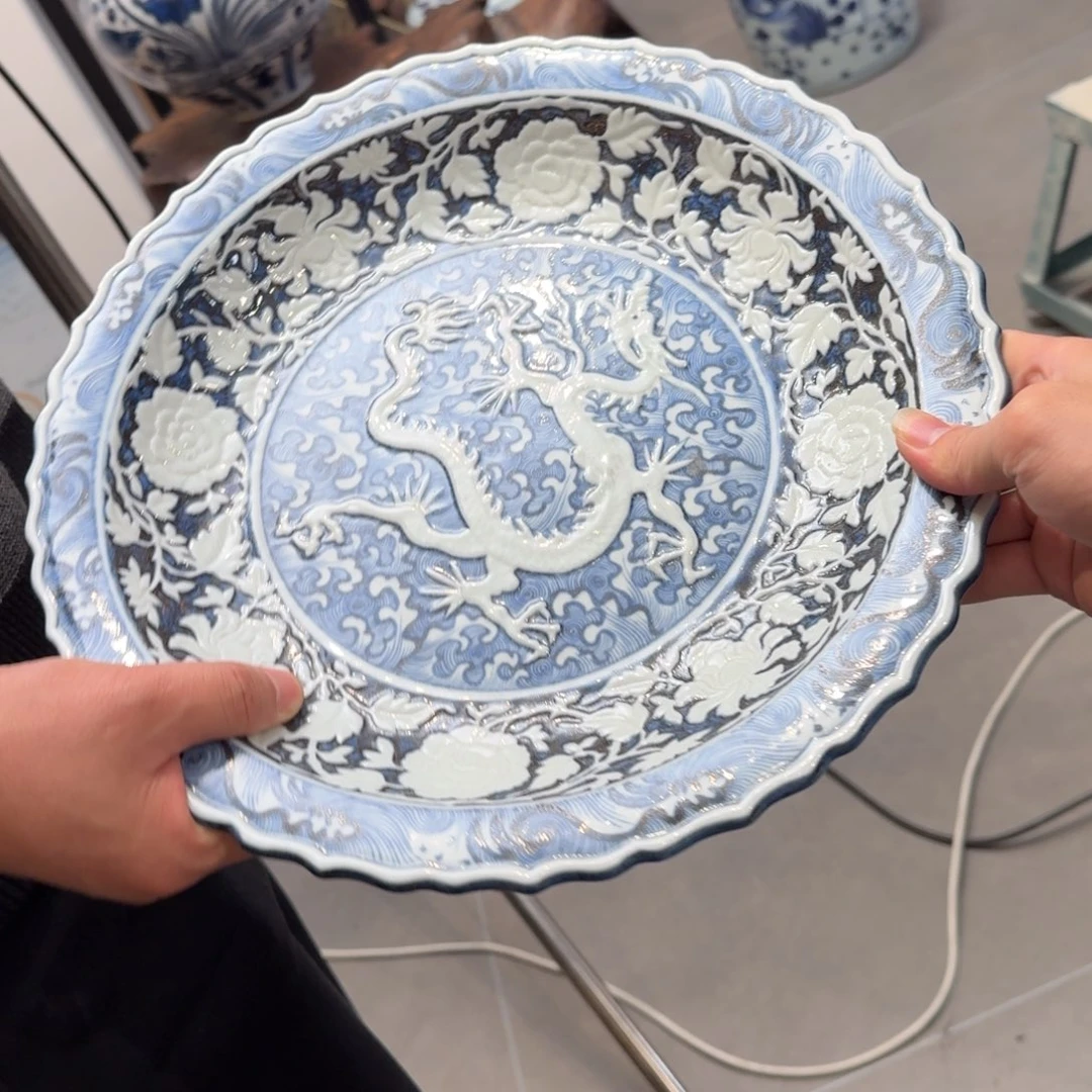 玛***卡瓷片葵口雕刻龙大盘