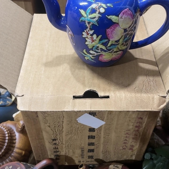 紫砂茶壶矿泥要手工制作的一把紫砂壶。