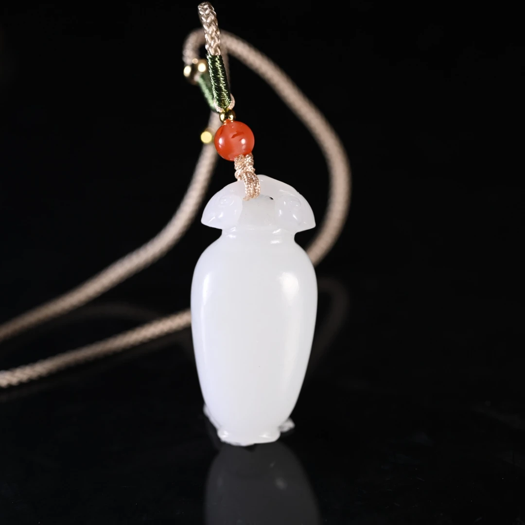 LOT8801 2510180503和田玉宝瓶挂件/杭拍