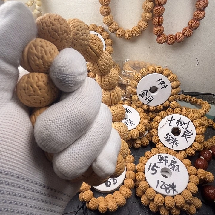 野***生吊坠桃核桃核的大小取决一根手指