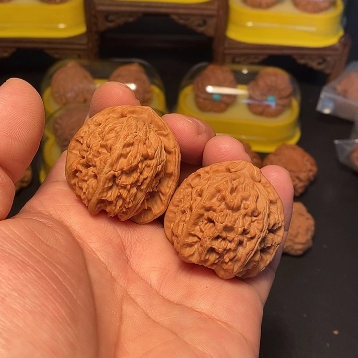 文玩核桃吊坠41尺，白狮子
