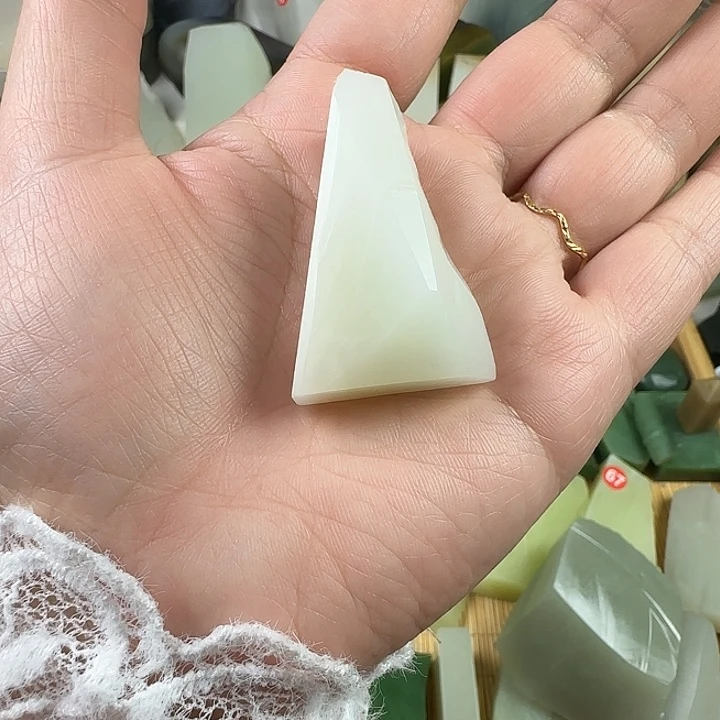 土***土和田玉未镶嵌颈饰