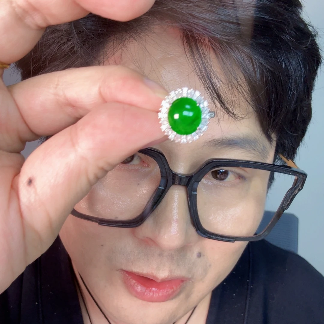 跑***牛翡翠未镶嵌颈饰一件