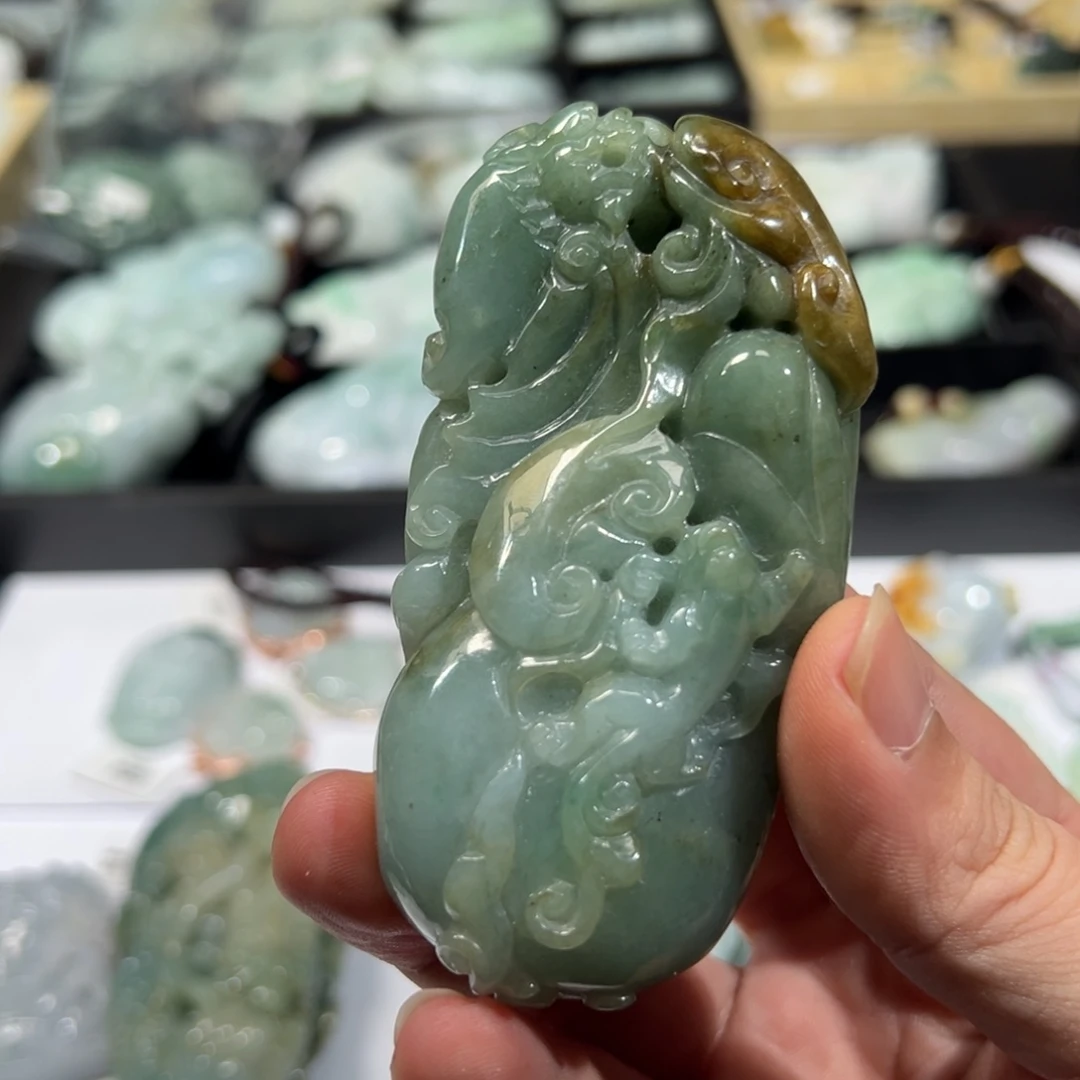 翡翠未镶嵌颈饰貔貅