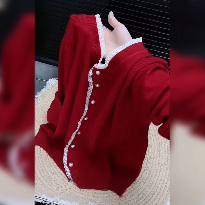 洋气显白高级红色毛衣开衫女2025秋冬新款软糯保暖蕾丝拼接针织衫